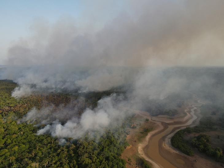 2023년 9월 25일(현지시간) 브라질 아마조나스주 이란두바의 아마존 열대우림에서 화재로 인한 연기가 솟구치고 있다. 로이터 연합뉴스 자료사진
