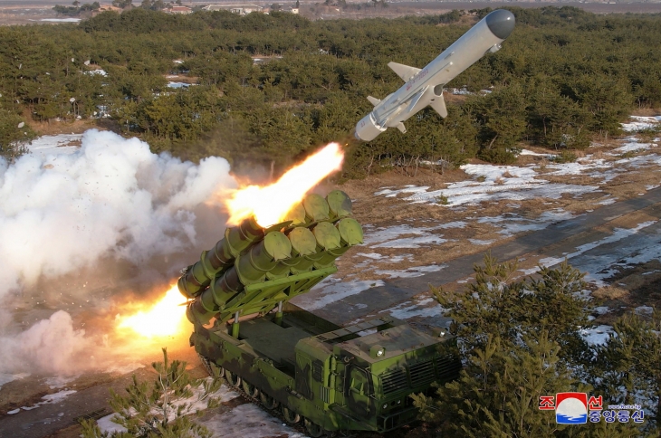 북한, 신형 지대함 미사일 ‘바다수리-6형’ 발사