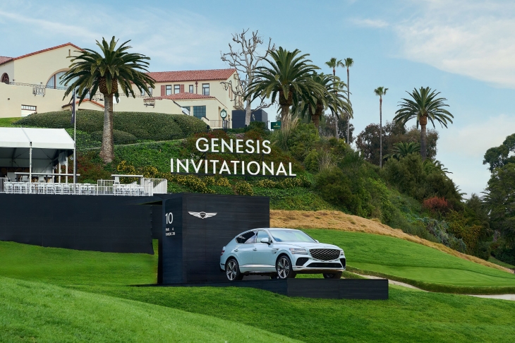 제네시스가 타이틀 스폰서로 후원하는 미국 PGA투어 ‘2024 제네시스 인비테이셔널’ 경기장에 GV80 쿠페 모델이 전시돼있다. 현대자동차 제공