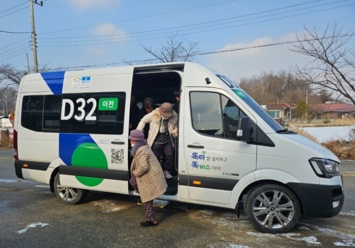 지난해 12월 첫 운행을 시작한 이천 똑버스는 현재 시내권 12대, 장호원 5대, 율면 3대가 운행중이다.  이천시 제공