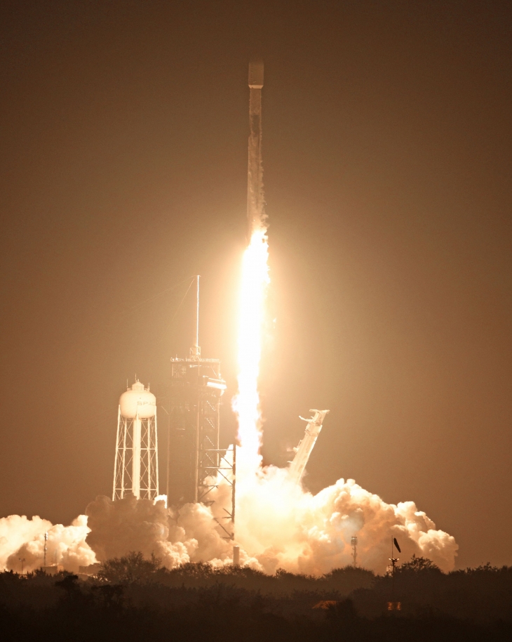 15일(현지시간) 플로리다주 케이프 커내버럴에 있는 미 항공우주국(NASA)의 케네디 우주 센터의 발사대 LC-39A에서 스페이스X(SpaceX)의 팰컨9(Falcon 9) 로켓이 Intuitive Machines의 Nova-C 달 착륙선 임무를 수행하기 위해 이륙하고 있다.  IM-1 임무는 다가오는 아르테미스 임무에 앞서 달 표면에 대해 더 많이 이해하기 위한 NASA의 상업용 달 탑재체 서비스(CLPS) 프로그램의 일환이다.  인튜이티브 머신스의 오디세우스 착륙선은 50여 년 만에 달에 착륙하는 최초의 미국 우주선이 될 예정이다. 2월 22일 달의 남극 근처에 착륙할 예정이다.  케이프 커내버럴 AFP 연합뉴스