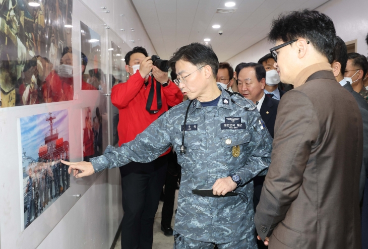 한동훈 국민의힘 비상대책위원장과 이국종 국군대전병원장이 15일 대전국군병원에서 아덴만 작전 관련 사진을 살펴보고 있다. 2024.2.15 국회사진기자단