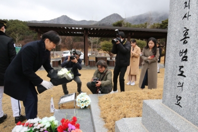 [포토] 조국, 홍범도 장군 묘역 참배