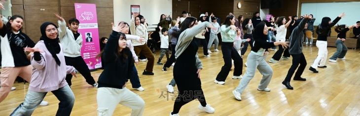 서울 신세계백화점 문화센터에서 열린 ‘K팝 댄스 원데이 클래스’에 참가한 외국인 관광객들이 방탄소년단(BTS) 음악에 맞춰 춤을 추고 있다.  손원천 선임기자