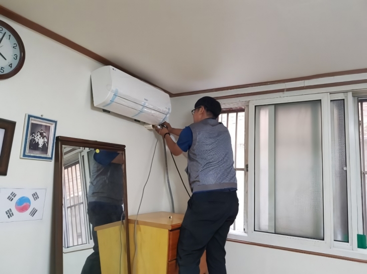 경기도가 에너지 취약계층을 대상으로 에어컨 설치에 이어 에어컨 청소를 지원한다.(사진-경기도 제공)