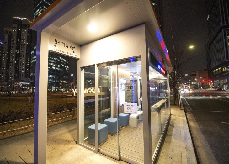 서울 용산구 용산역광장앞 정류소에 설치된 용산형 스마트쉼터. 용산구 제공