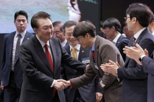 尹, 대전서 “이공계 석박사 생활비 지원” … 과학계·중원 민심 달래기