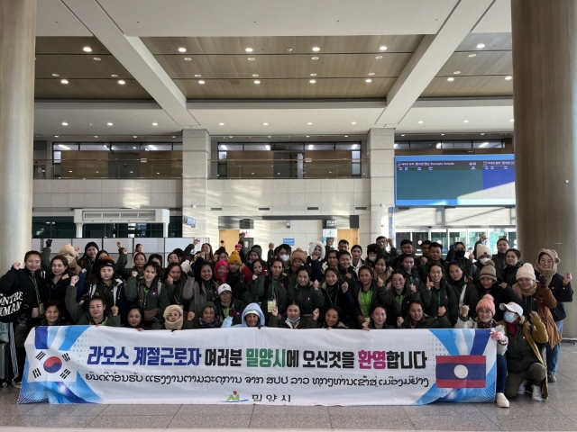 지난 15일 인천공항에 도착한 60여명의 라오스 국적 계절노동자들이 기념 사진을 찍고 있다. 밀양시 제공