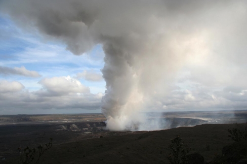 화성 생성 초기인 약 40억~35억 년 전에는 화산 활동이 활발해 ‘불타는 행성’이었을 것이라는 연구 결과가 나왔다. 사진은 2008년 4월 8일 하와이에 있는 화산에서 화산재가 뿜어져 나오는 모습  미국 지질조사국(UGS) 제공