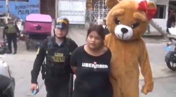 인형 탈을 쓴 페루 경찰이 마약상을 체포했다. 유튜브 캡처