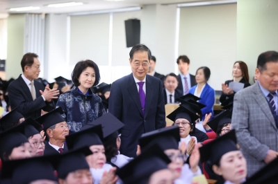 한 총리 “만학도 평생교육시설 무상급식 확대”…칠곡할매들도 축하 영상