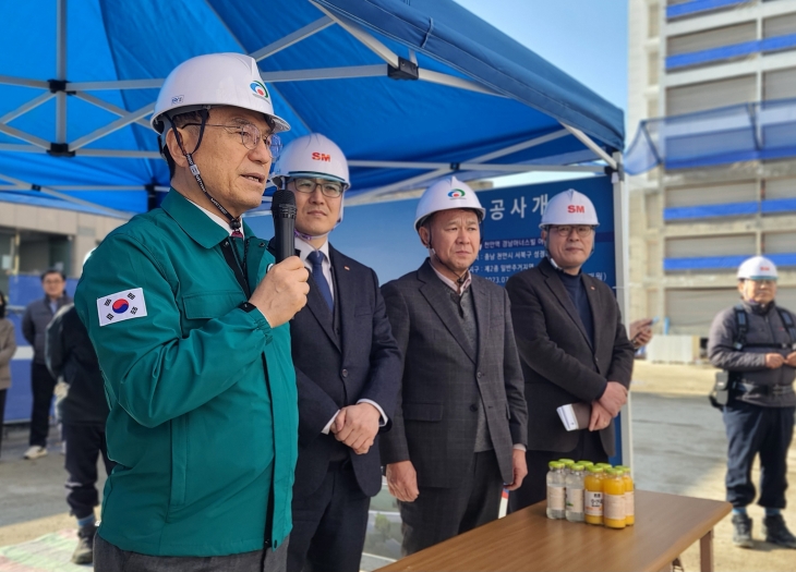 박상돈 천안시장이 ‘16일 천안역 경남아너스빌 어반하이츠’ 공사 현장을 찾아 유창훈 SM삼환기업 대표(왼쪽 두 번째), 권오중 시의원(왼쪽 세 번째) 등과 함께 안전 점검을 진행하고 있다. 이종익 기자