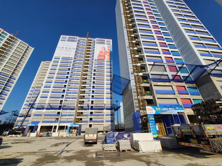 13년간 공사가 중단됐다 2025년 준공을 앞둔 아파트 현장. 이종익 기자