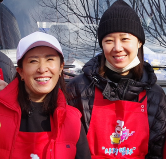 김옥란 사랑의 밥차 이사장(왼쪽)과 그의 딸 배우 공효진. 사랑의 밥차 제공