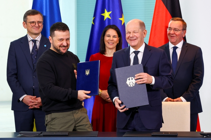 볼로디미르 젤렌스키(왼쪽 두번째) 우크라이나 대통령이 16일(현지시간) 독일 베를린에서 올라프 숄츠(오른쪽 두번째) 독일 총리와 10년간 유효한 양자 안보 협정 서명식에 참석하고 있다. 2024.2.16 로이터 연합뉴스
