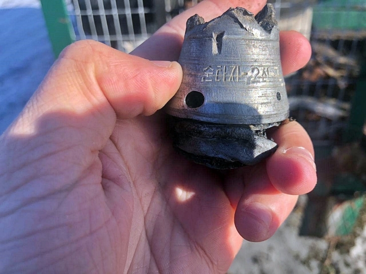 우크라이나에서 한글이 각인된 러시아군 포탄 잔해가 또 발견됐다. 14일(현지시간) 세르게이 볼피노프 우크라이나 하르키우 경찰국 수사국장은 자신의 페이스북에 “러시아가 하르키우 지역에서 북한산 무기를 계속 사용하고 있다”며 증거 사진을 공개했다. 볼피노프 국장 페이스북