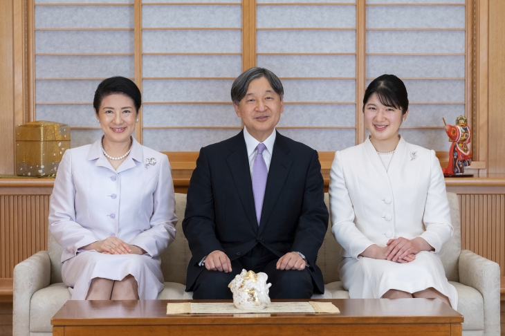 2023년 12월 23일 나루히토(가운데) 일왕과 마사코(왼쪽) 왕비, 딸 아이코(오른쪽) 공주가 도쿄 일본 도쿄 황궁에서 새해맞이 가족 사진 촬영을 하고 있다. 일본 궁내청 자료