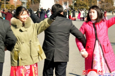 [포토] 북한 학생들 무도회