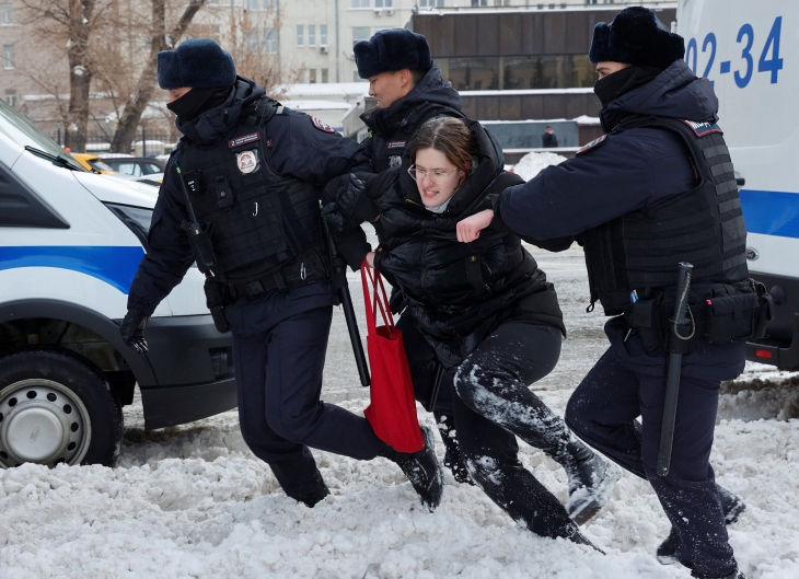 러시아 모스크바에서 나발니 추모식에 참석한 한 시민을 러시아 경찰이 연행하고 있다. 2024.2.17 모스크바 로이터 연합뉴스