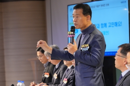 이승로(오른쪽 두 번째) 성북구청장이 지난해 11월 석관동 현장구청장실 행사에서 주민 제안에 대해 설명하고 있다. 성북구 제공