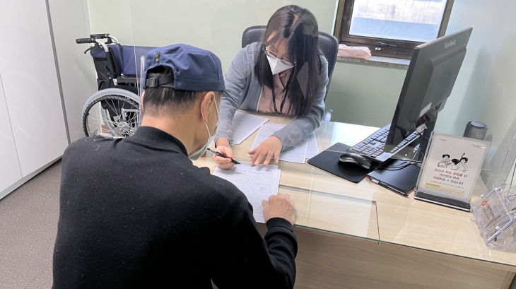 서울 금천구 관계자가 디지털펜으로 치매 인지선별검사를 진행하고 있다. 금천구 제공