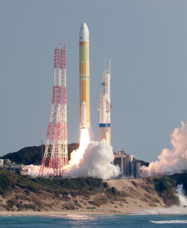 지난 17일 일본 규슈 남부 가고시마현 다네가시마 우주센터에서 일본의 새로운 주력 대형 로켓인 H3 2호기가 발사되고 있다. 다네가시마 EPA 연합뉴스