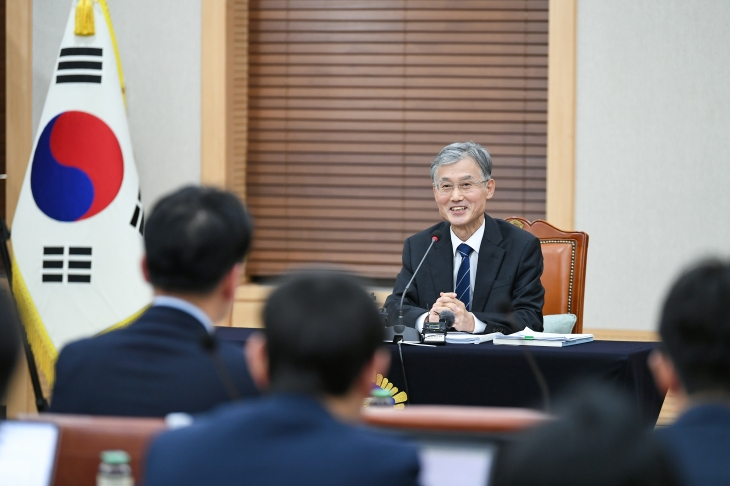 조희대 대법원장이 지난 15일 서울 서초구 대법원 청사에서 법조기자단과 간담회를 갖고 있다.  대법원 제공