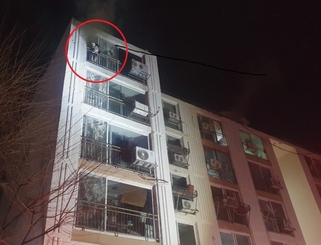 2024년 2월 17일 인천 연수구 선학동 한 아파트 6층에서 불이 난 가운데 10살 아이가 반려견과 함께 구조를 요청하고 있다.  인천소방본부 제공