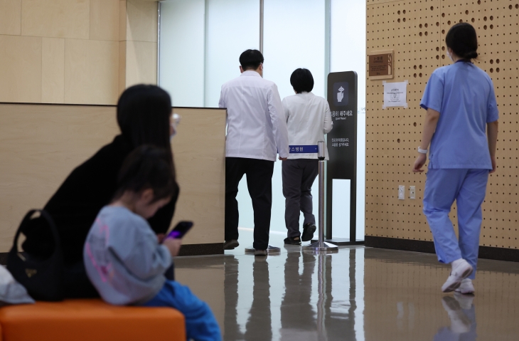 이른바 ‘빅5’ 병원의 전공의들이 집단으로 사직서를 제출하기로 한 가운데 19일 서울의 한 대학병원에서 의료진이 이동하고 있다. 2024.2.19. 연합뉴스