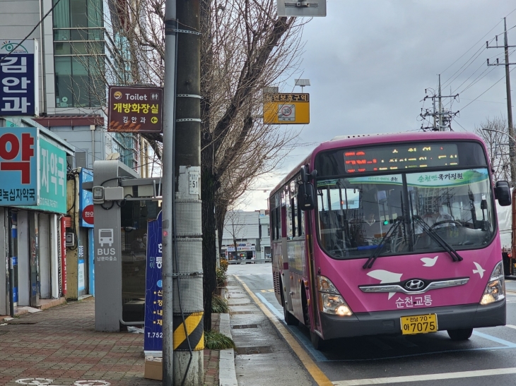 2018년 전남 최초로 초등학생 100원 버스를 도입한 순천시가 18세 청소년까지 대상을 확대하면서 학생들의 시내버스 이용이 3배 이상 증가하고 있다. 사진은 순천교통 운행 모습.