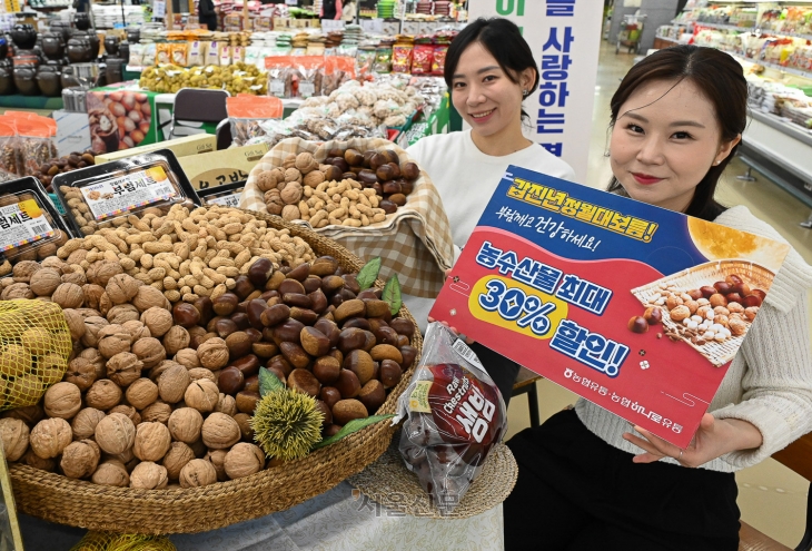 농식품 전문 매장 농협 하나로마트를 운영하는 농협유통·농협하나로유통은 오는 28일까지 정월대보름을 맞아 ‘정월 대보름 할인 해부럼’ 행사를 진행한다고 19일 밝혔다. 사진은 모델들이 정월대보름을 맞아 부럼·오곡밥 등 먹거리를 선보이는 모습. 2024.2.19 농협유통 제공