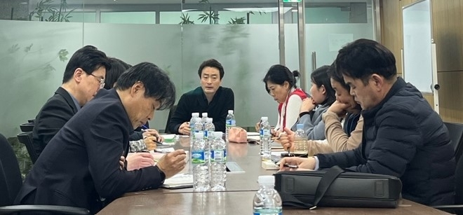 지난 15일 서울신용보증재단·서울교통공사·SH공사 등 3사 콜센터노동자 정규직 전환 관련 간담회를 주관한 박유진 의원(가운데)