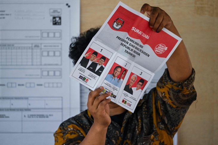 인도네시아의 한 공무원이 14일 인도네시아 수마트라섬 북단에 있는 반다아체에서 열린 인도네시아 대선 및 입법 선거 투표가 끝난 후 투표용지를 들고 있다. 2024.2.14. 반다아체 AFP 연합뉴스