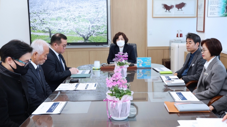 경기 안성시가 지난 15일 시장실에서 안성 문화관광재단 설립 관련 보고회를 진행한 가운데 김보라 시장을 비롯한 관계자들이 회의를 진행하고 있다. 안성시 제공