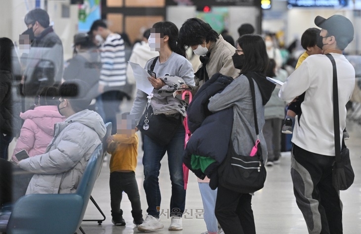 19일 서울 시내 한 대학병원 어린이병동에서 환자들이 진료를 기다리고 있다. 2024.2.19 홍윤기 기자