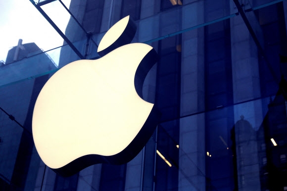 미국 뉴욕 맨해튼의 애플 스토어에 설치된 로고. 미국 애플사의 로고. 로이터 연합뉴스