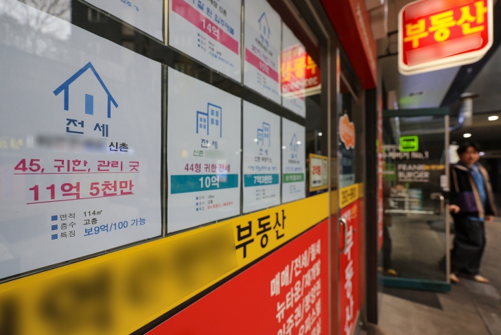서울의 한 아파트 부동산에 전세 광고가 붙어있다. 연합뉴스 자료사진