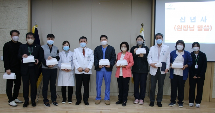 인천의료원 직원들이 지난 달 2일 시무식을 열고 기념사진을 찍고 있다.