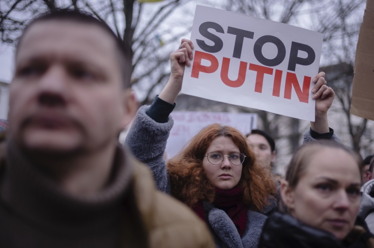18일(현지시간) 독일 베를린의 러시아 대사관 인근에서 알렉세이 나발니 사망에 항의하는 시위대가 ‘푸틴은 (살인을) 멈추라’라고 적힌 피켓을 들고 행진하고 있다. 베를린 AP 연합뉴스
