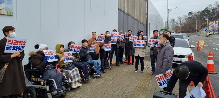 18일 경기 양주시 옥정동 물류센터 건립공사 현장 앞에서 더불어민주당 양주시지역위원회 당원과 시민들이 건설 반대 집회를 열고 있다. 민주당 양주시지역위원회 제공