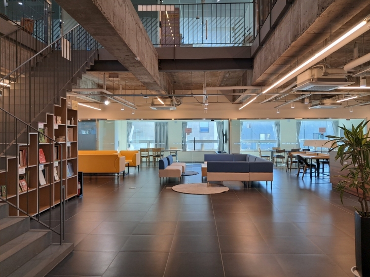 다음달 3일부터 전국 최초로 도입하는 제주도청 공무원들의 ‘어나더 오피스’의 하나인 제주소통협력센터 모습. 제주도 제공