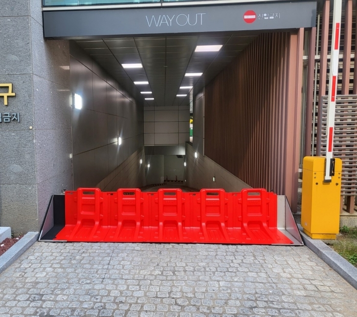 서울 영등포구의 한 대형건물 지하주차장에 설치된 이동식물막이판 모습. 영등포구 제공