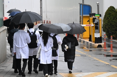 전공의 오늘 병원 떠나 의료대란 현실화…비상진료 2~3주가 한계