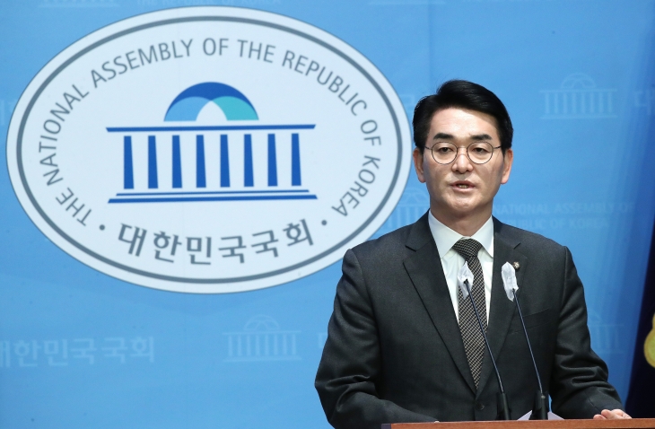 박용진 더불어민주당 의원이 20일 서울 여의도 국회 소통관에서 기자 회견을 열고 발언하고 있다. 뉴스1