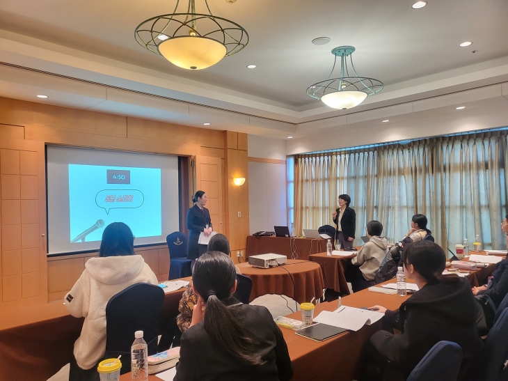 전남 특성화고 학생들이 취업 면접 준비를 위해 ‘5분 스피치’를 한 후 전문 강사의 피드백을 받고 있다.