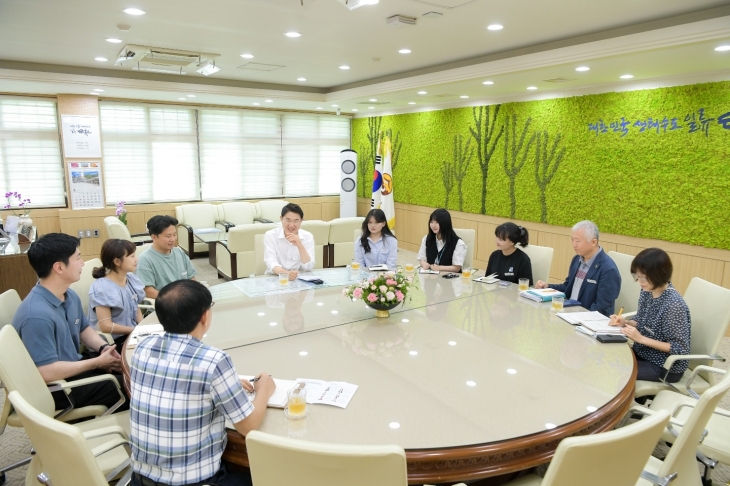 노관규 시장이 시장실에서 신규 민원담당 공무원들과 덕담을 나누며  애로사항을 듣고 있다.