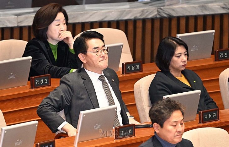 박용진 더불어민주당 의원이 20일 국회에서 열린 본회의에 참석하고 있다. 민주당은 박 의원에게 의정활동 평가 하위 10% 포함을 통보했다. 2024.2.20 오장환 기자