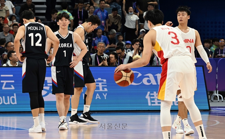 한국 남자농구 국가대표 이정현이 지난해 10월 3일 중국 항저우 올림픽 스포츠센터에서 열린 2022 항저우아시안게임 중국과의 8강전에서 패배하고 아쉬워하고 있다. 항저우 오장환 기자