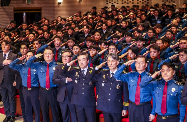 윤희근 경찰청장과 조지호 서울경찰청장을 비롯한 경찰관들이 20일 서울 종로구 서울경찰청에서 열린 서울경찰청 기동순찰대 및 형사기동대 합동발대식에서 국민의례를 하고 있다. 뉴시스