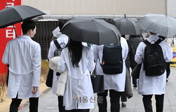 19일 서울 시내 한 대학병원에서 의료진이 이동하고 있는 모습. 홍윤기 기자